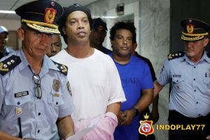 Ronaldinho Ditangkap Polisi Paraguay, dipenjara, ngajarin main bola, serta rayakan ulang tahunnya
